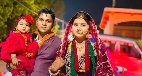 काखमा दुई वर्षीया छोरी,गर्भमा छ महिनाको शिशु : श्रीमान्को पर्खाइमा इन्द्रादेवी