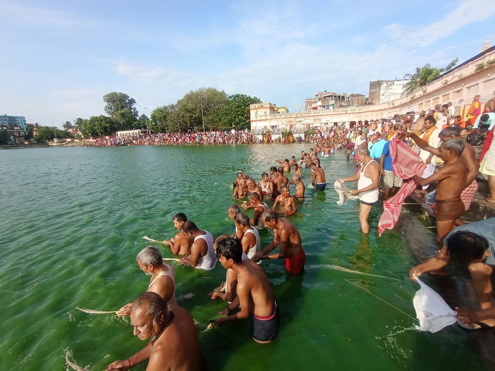जनकपुरधामको गंगासागरमा पितृ तर्पण आरम्भ, श्रद्धालुको ठूलो घुइँचो