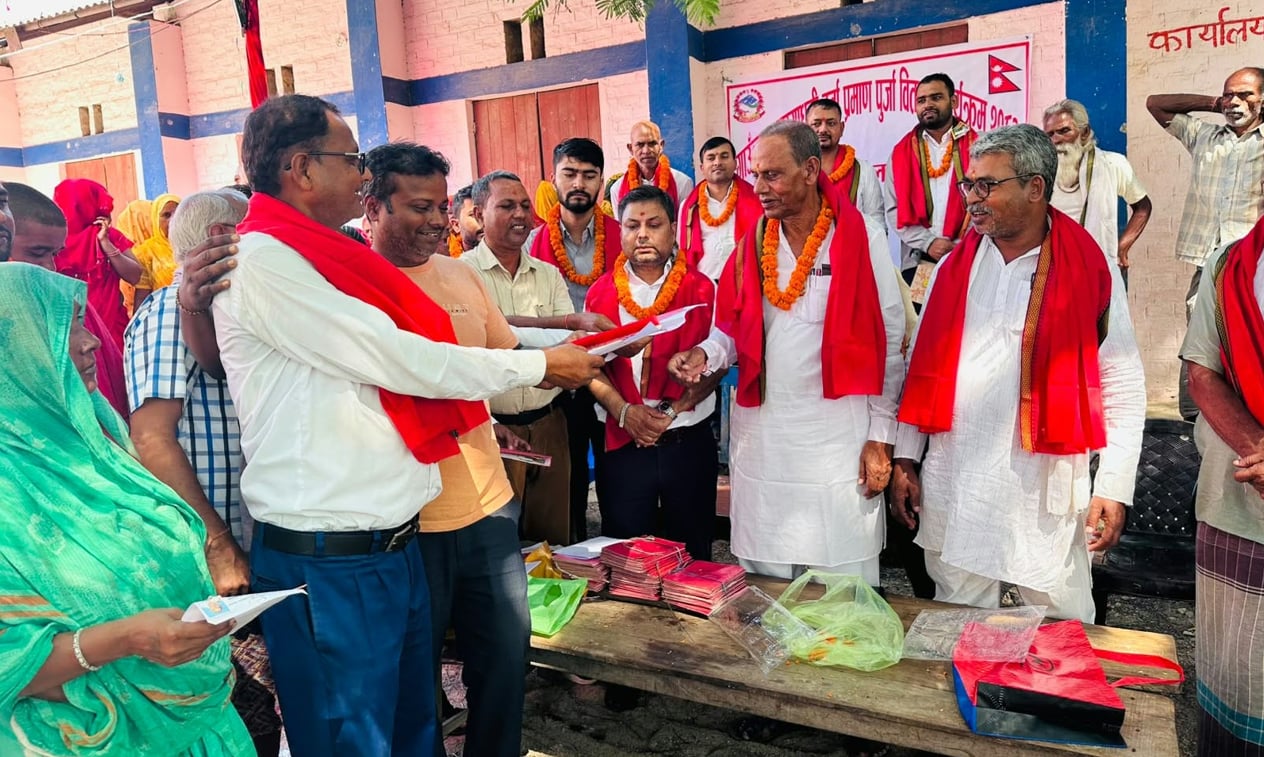 धनौजीका २३३ परिवारले पाए जग्गाधनी प्रमाणपुर्जा